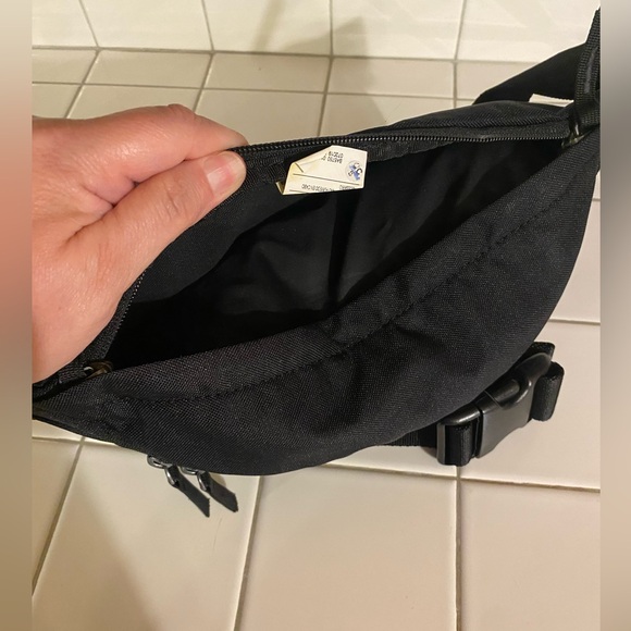 Nike Crossbody Fanny Pack Bag Hip Waist Bag Adjustable Band Black & White - Picture 4 of 7